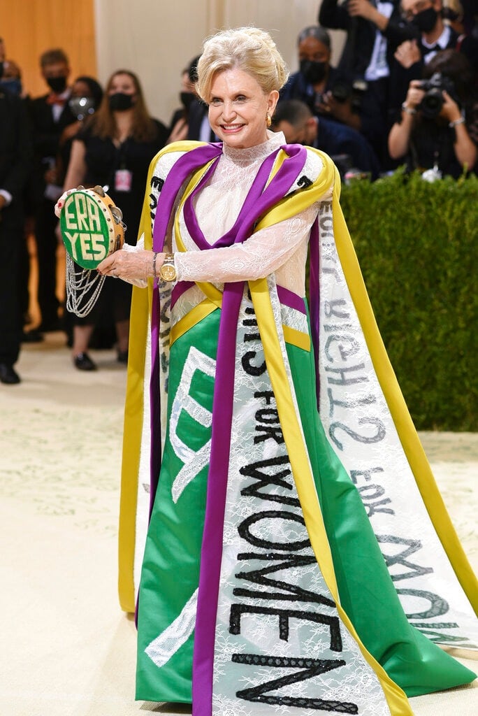 La congresista Carolyn B Maloney llega al Met Gala 2021