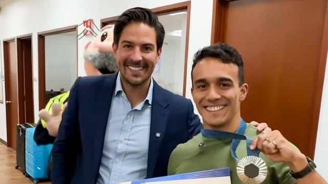 Víctor González Herrera entrega premio a Juan Manuel Celaya