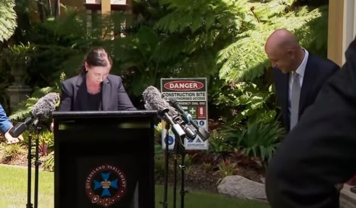 Funcionaria sorprendida por una araña gigante