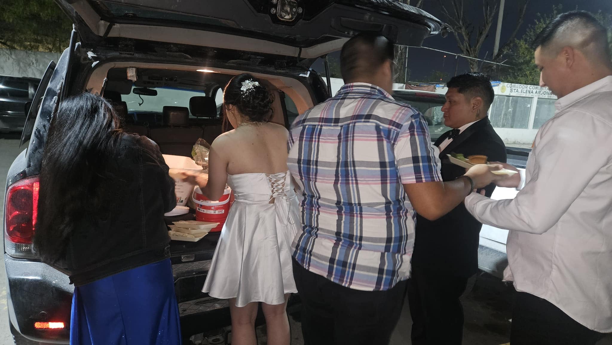 Reynosa: Recién casados reparten banquete de bodas en hospital