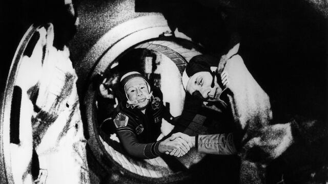 17 de julio de 1975, El astronauta ruso Alexei Leonov (izquierda) y el estadounidense Apollo, Thomas Stafford (derecha), se estrechan la mano.