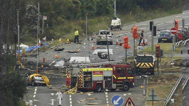 Un avión de combate que participaba en la exhibición aérea de Shoreham, en West Sussex, al sureste de Inglaterra, se estrelló contra varios coches en una carretera, además de causar por lo menos una docena de lesionados.