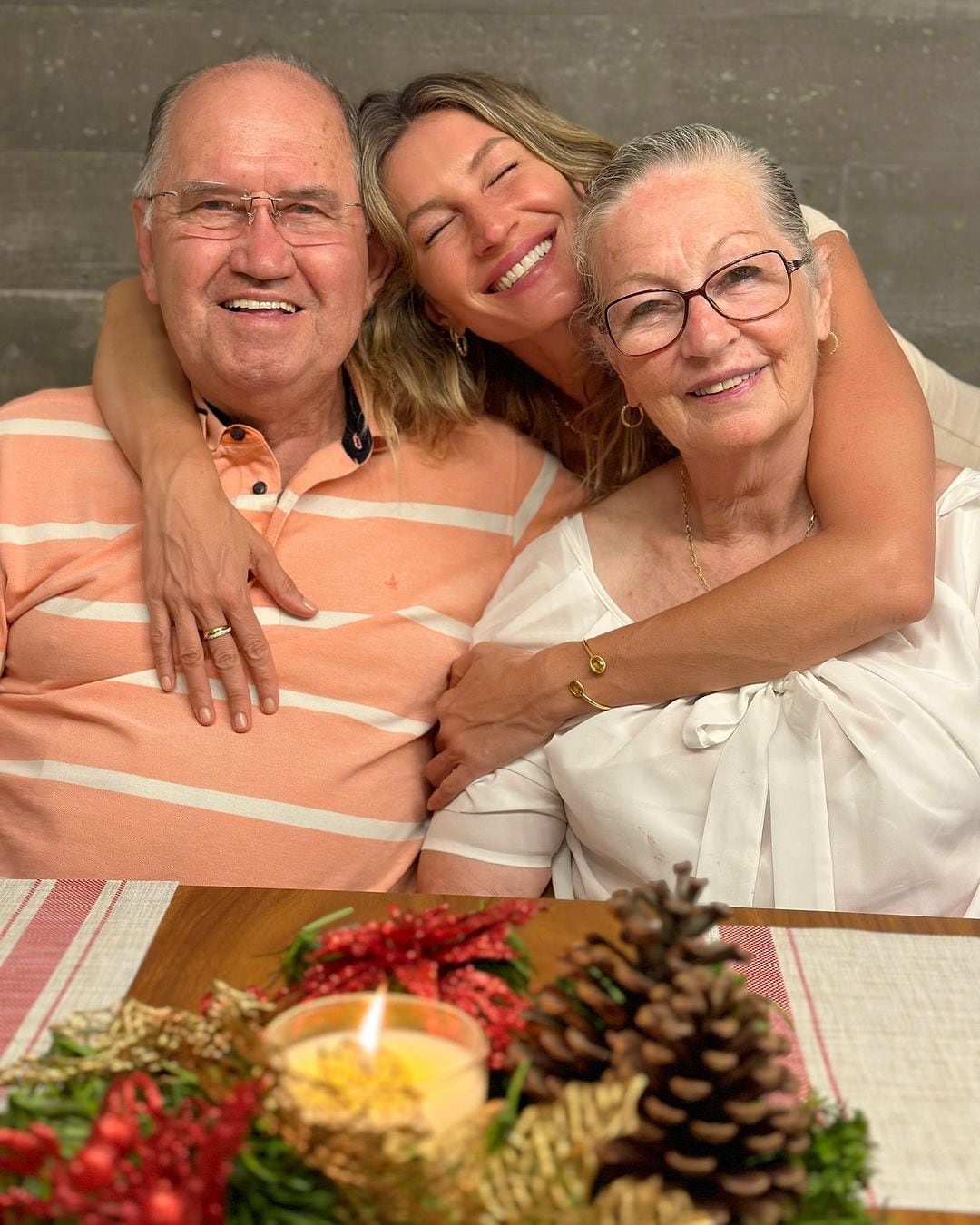 Gisele Bündchen con sus papás.