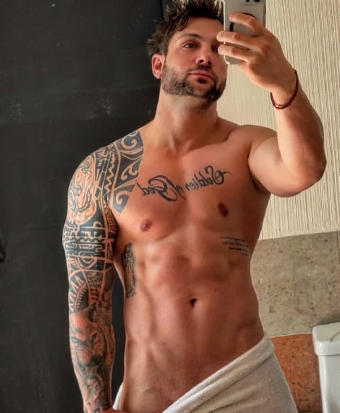 Nicola Porcella enseña su cuerpo al desnudo para darnos los buenos días.