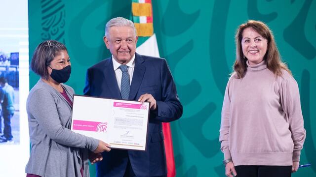 AMLO y Margarita González entregan premio a ganadora de Rancho de "La Barbie"