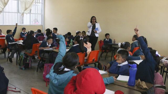 Maestra. Analizan suspensión de clases en Coahuila.