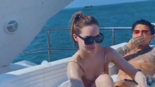 Belinda y Christian Nodal pasean en yate