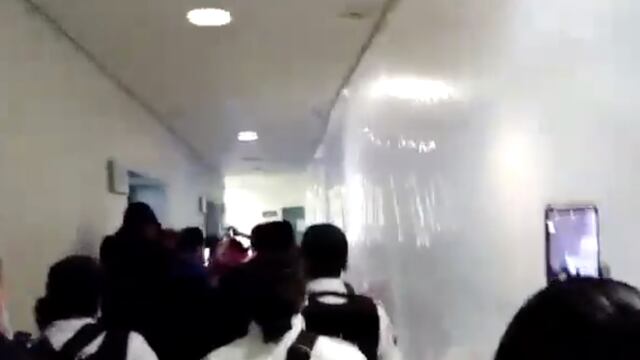 Familiares irrumpen en el hospital.