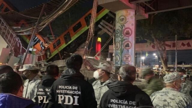 Elementos de la PDI en el accidente del Metro