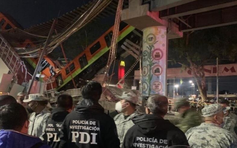 Elementos de la PDI en el accidente del Metro