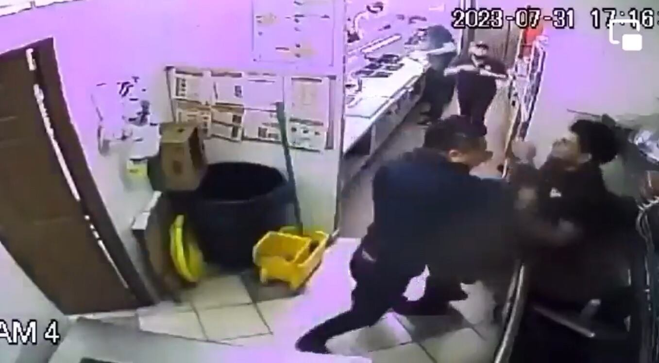 Hombre golpea a empleado de Subway en San Luis Potosí