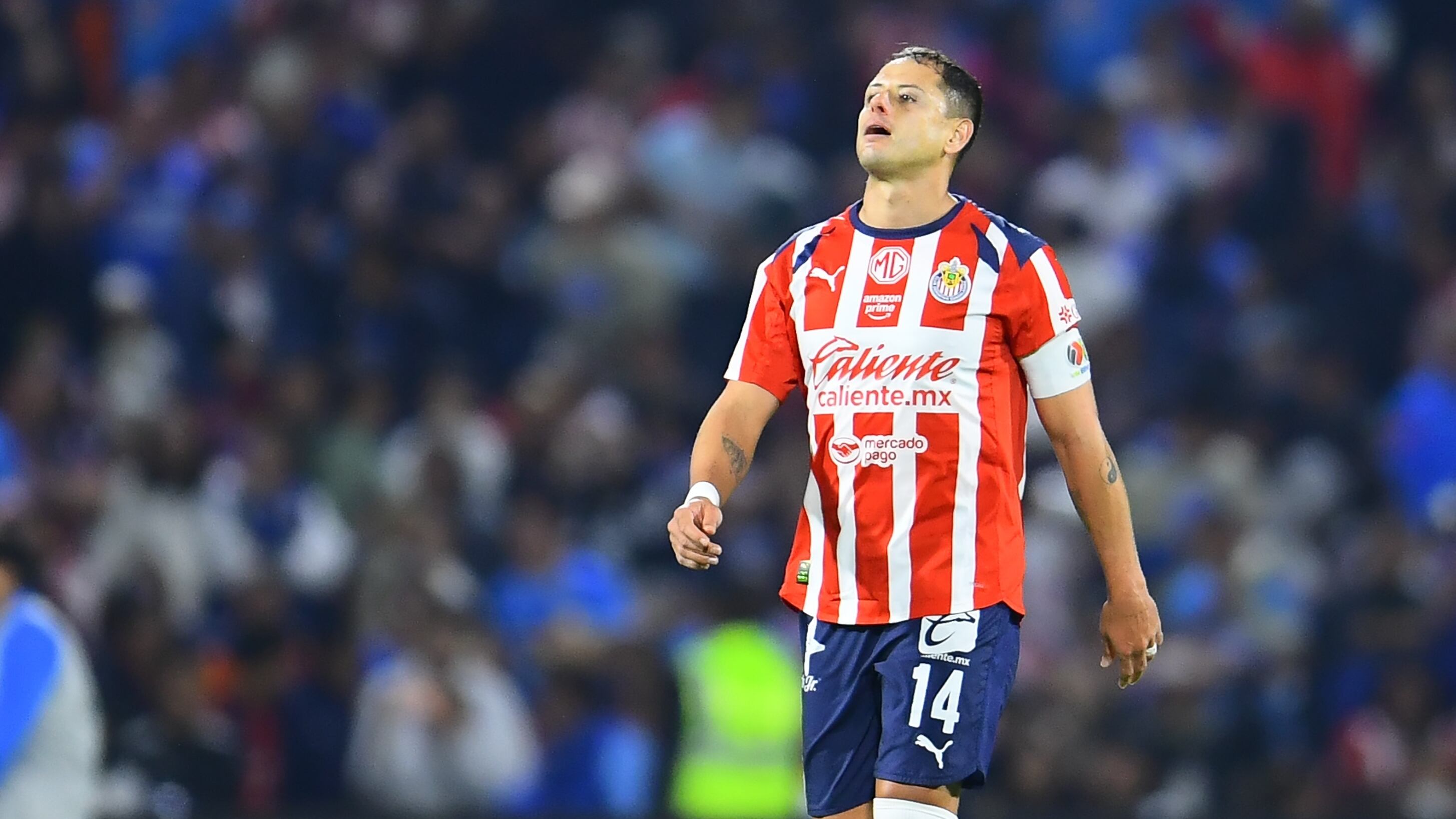 “Pinche abuelo”: Figura histórica de Chivas explota contra Chicharito por fallar penal vs Cruz Azul