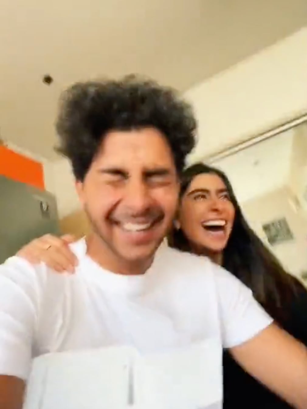 Paola Ramones y su novio se burlan