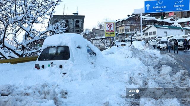 Mueren turistas por tormenta de nieve en Pakistán