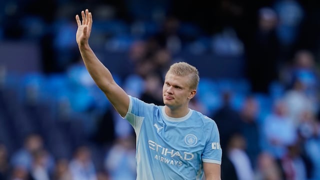 Erling Haaland se concentra en ganar con el Manchester City
