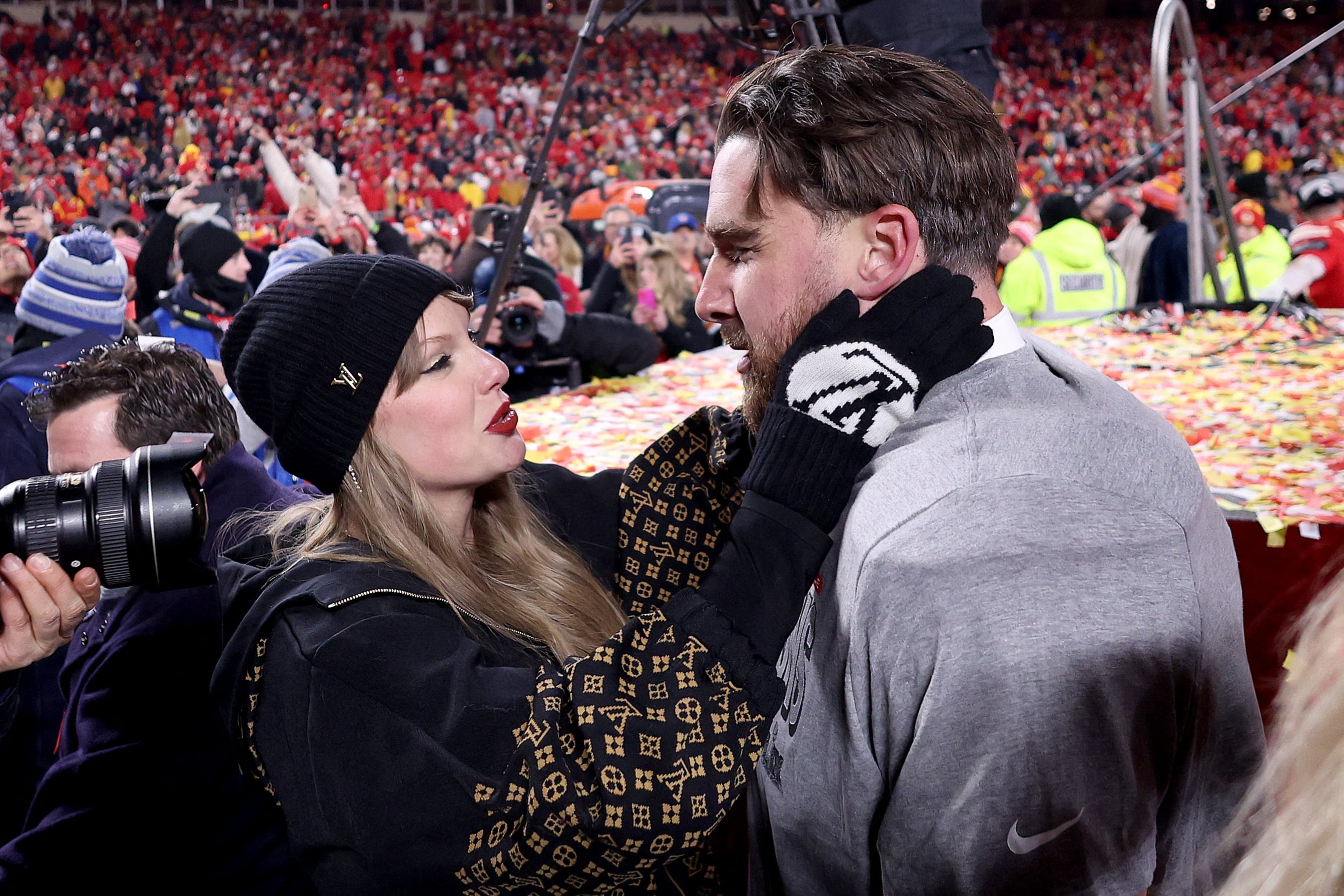 El beso de Taylor Swift y Travis Kelce ante en triunfo de los Kansas City Chiefs para su pase al Super Bowl 2025