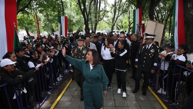 Lorena Cuéllar entrega fuego simbólico de Independencia a los 60 municipios de Tlaxcala
