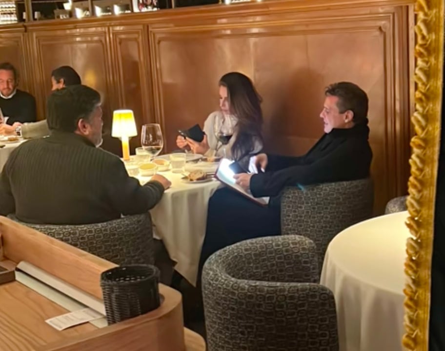 Luis Miguel es captado junto a Paloma Cuevas en un restaurante en Madrid