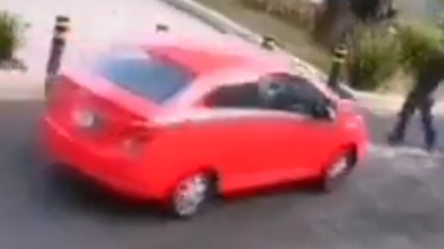 Conductor provoca choque y atropella a un hombre en Iztapalapa (VIDEO)