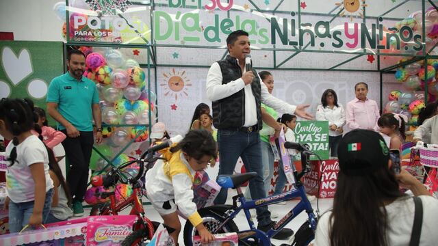 Ricardo Gallardo festejó el Día del Niño en colonias de San Luis Potosí