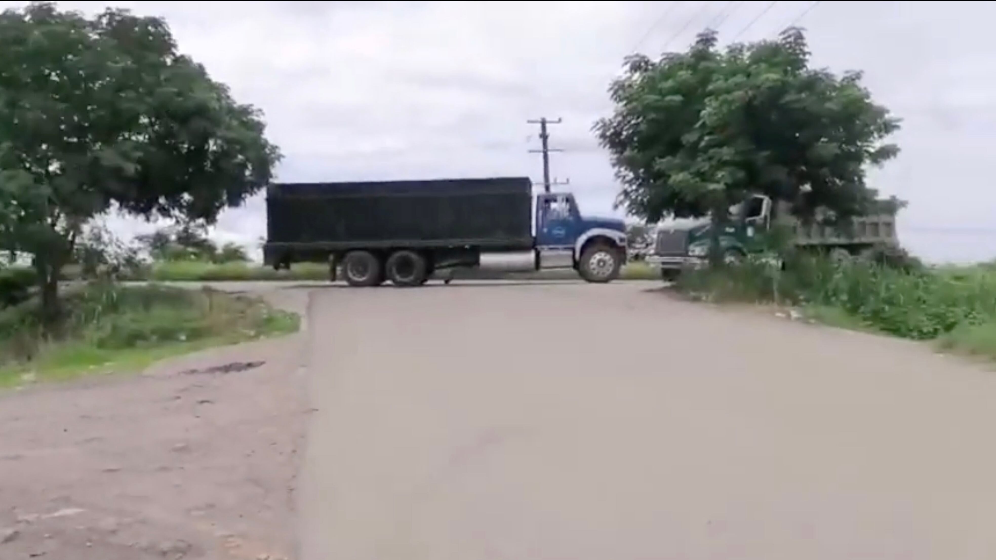 Narcobloqueos en Sinaloa: bloquean la México 15 y roban camiones en Escuinapa