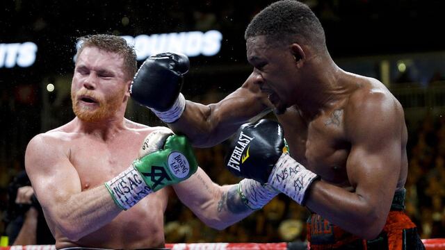Canelo sufrió para vencer a Jacobs