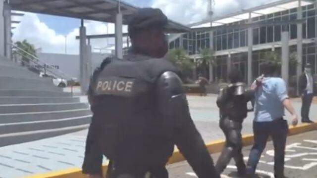 Policía de Nicaragua detiene a periodistas
