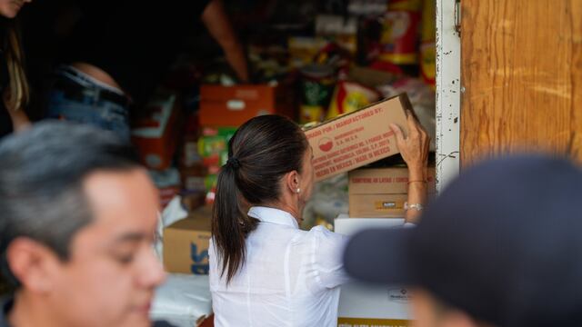 Claudia Sheinbaum ayudando a damnificados de Acapulco
