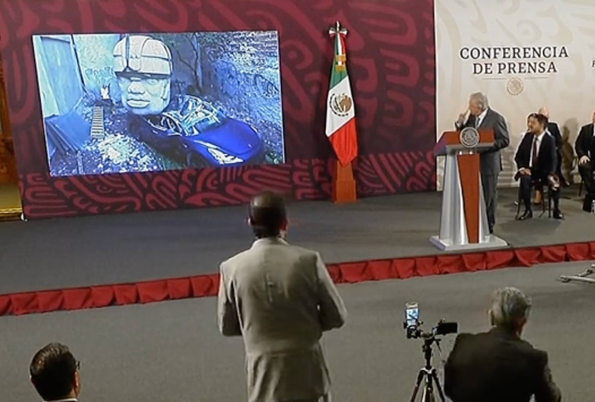 En su Mañanera, AMLO confesó que le gustó el Tesla aplastado por una cabeza olmeca de Chavis Mármol