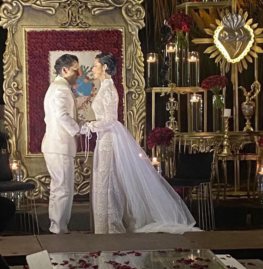 Christian Nodal y Ángela Aguilar se casaron vestidos de blanco