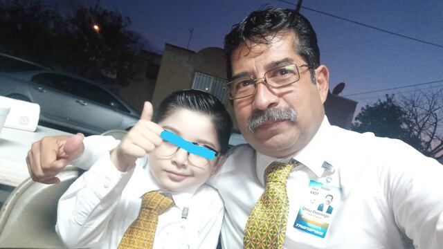 Niño celebra su cumpleaños como chofer de autobús