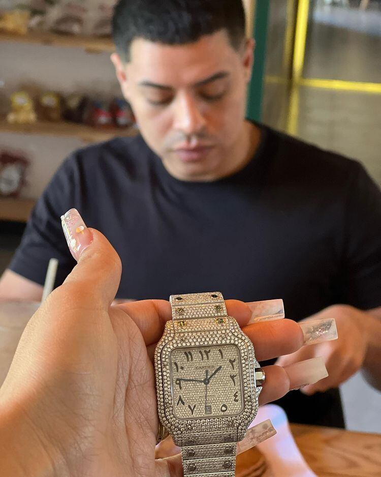 Eduin Caz regala costoso reloj a su esposa
