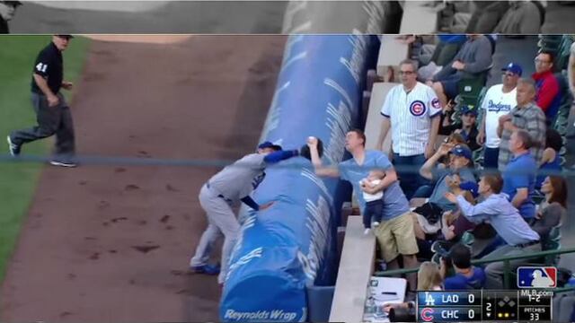 VIDEO: Atrapa pelota de béisbol con bebé en los brazos