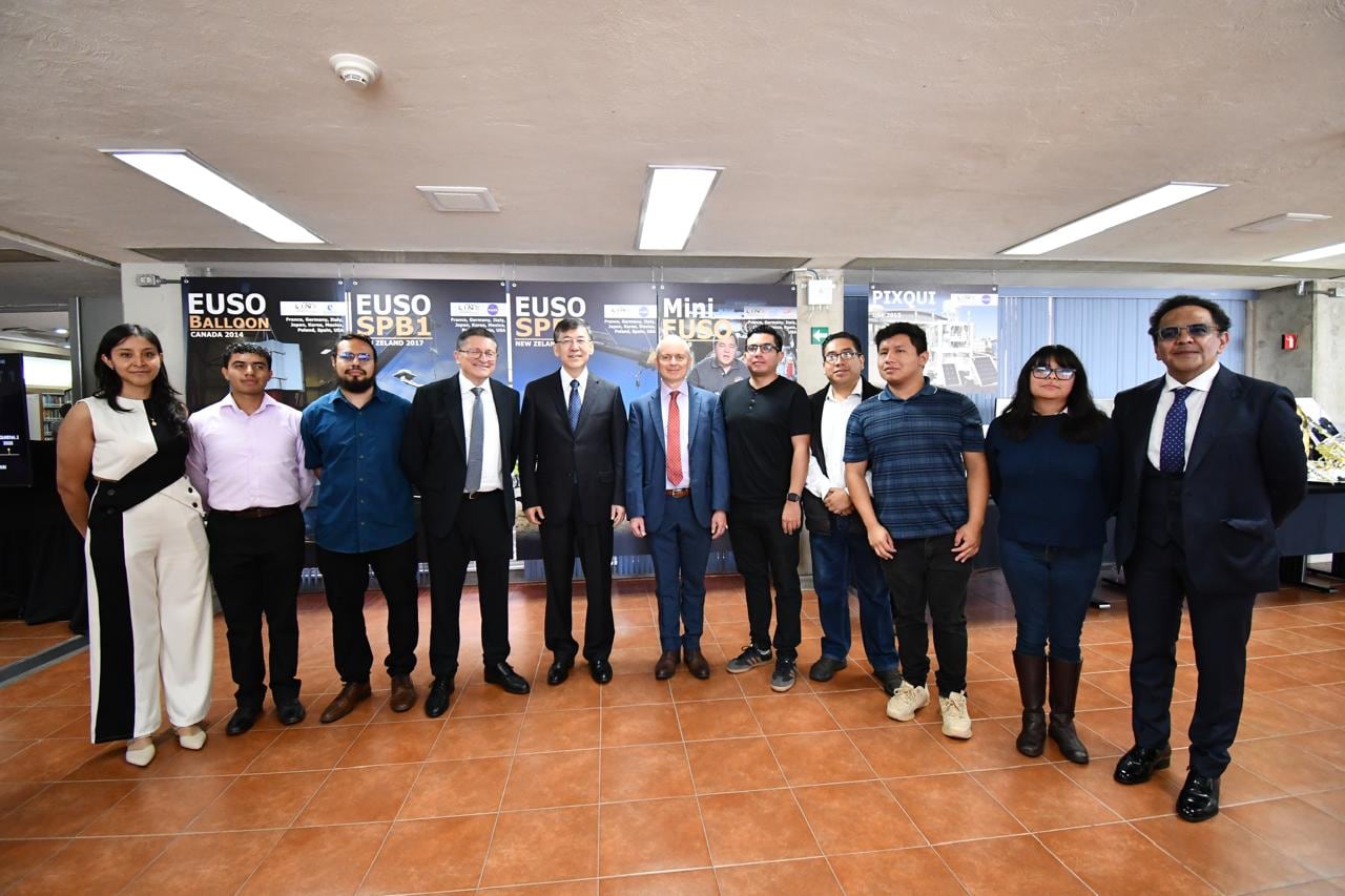 China conoce la misión lunar mexicana Colmena-2.