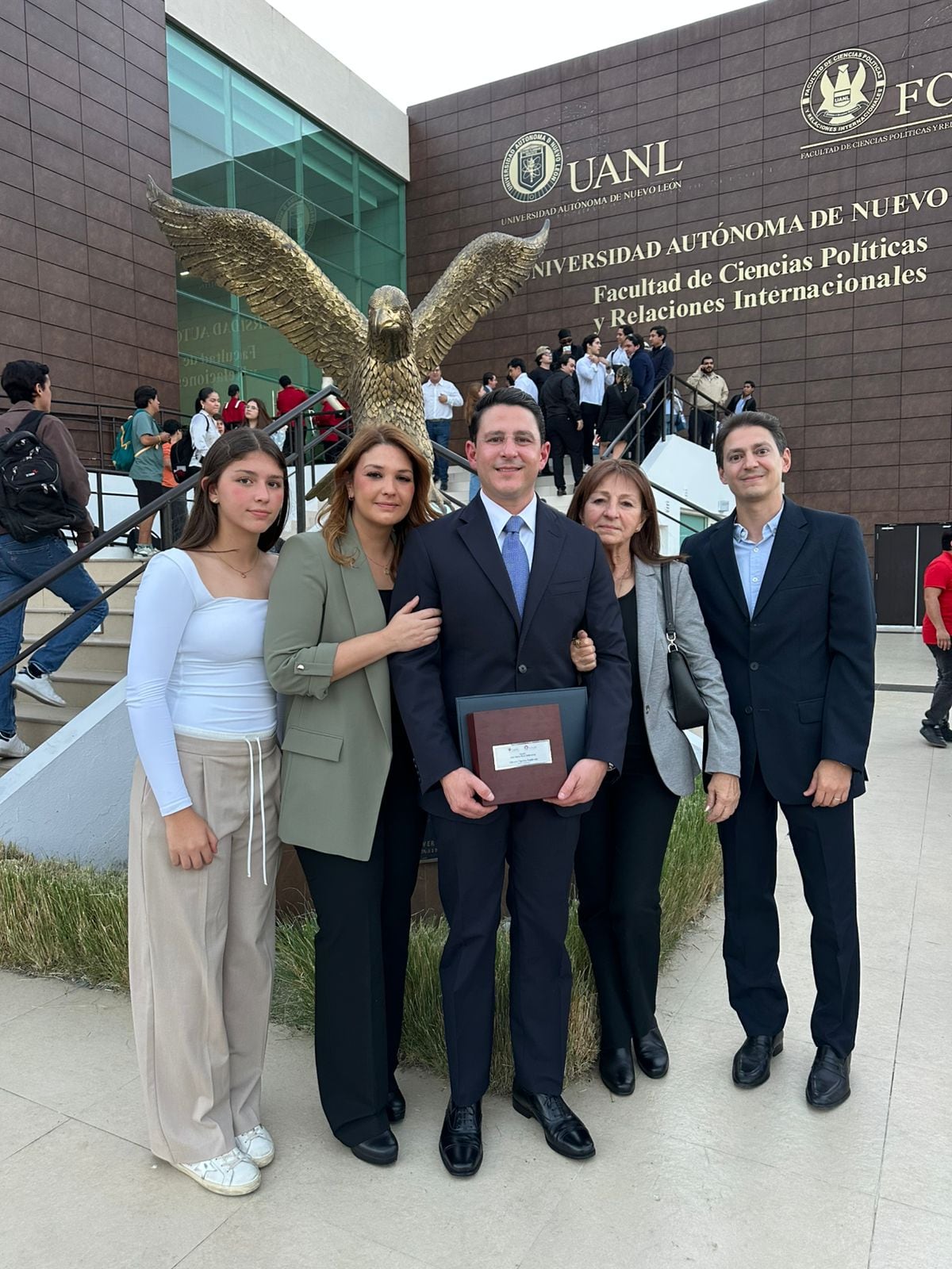 Oliverio Tijerina recibe la Medalla al Mérito Ciudadano en la UANL.
