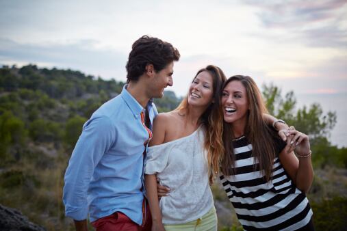 Deja que su mejor amiga se acueste con su esposo para no divorciarse