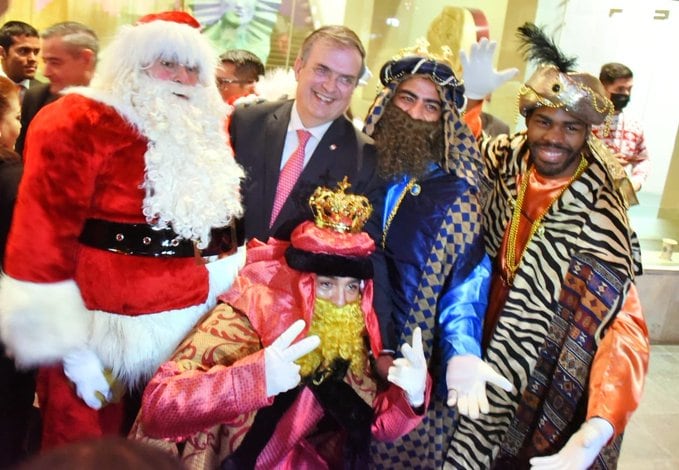 Marcelo Ebrard acompañado de Santa Claus y los Reyes Magos