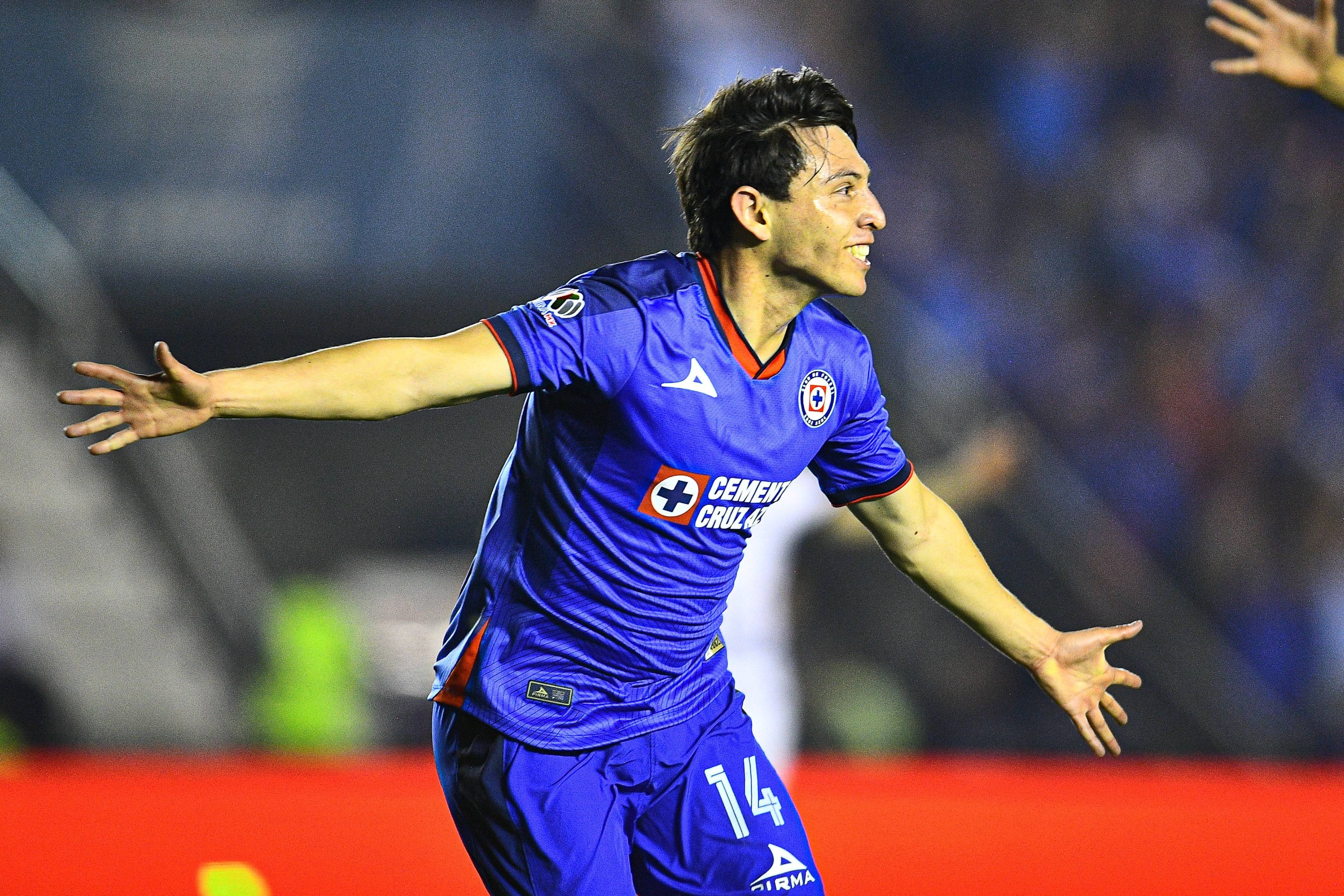 Alexis Gutiérrez celebrando el gol con Cruz Azul
