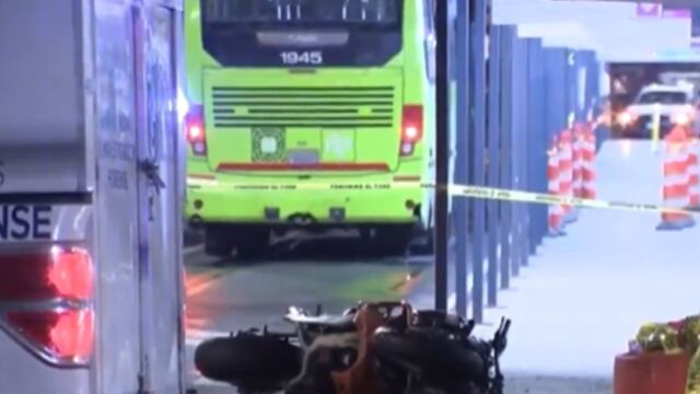 Motociclista murió tras estrellarse contra camión RTP en Avenida Revolución en CDMX