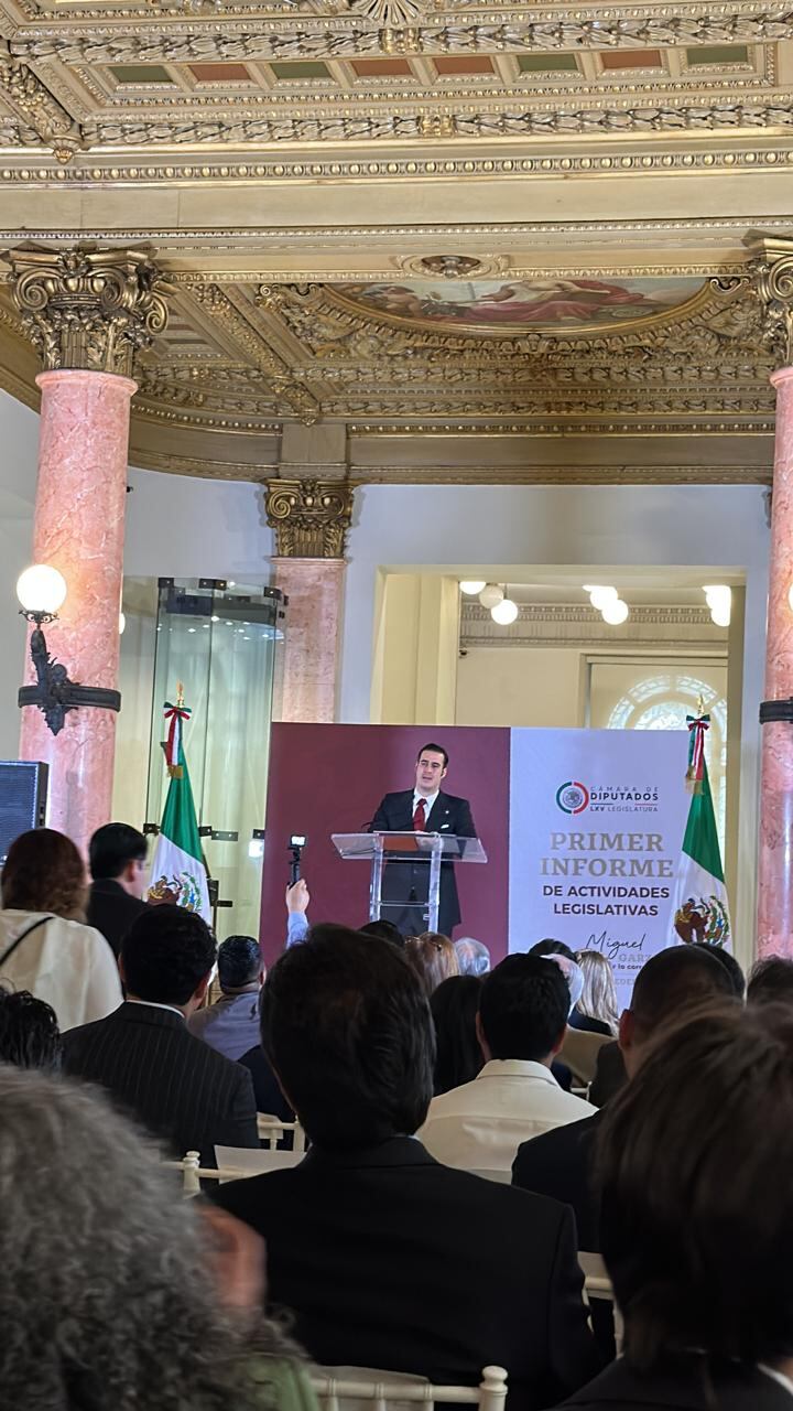 Miguel Torruco ofrece un muy emotivo informe de actividades