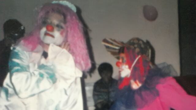 Madre e hijo disfrazados de payasos