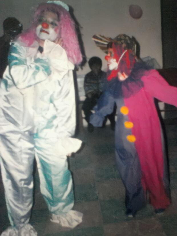 Madre e hijo disfrazados de payasos