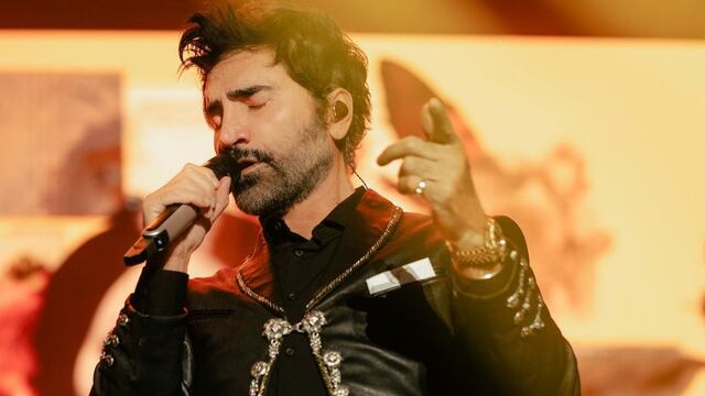 Alejandro Fernández desata controversia por sus ajustados pantalones de piel