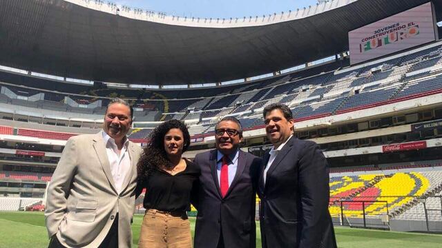 Firma de convenio entre STPS y Televisa en el Estadio Azteca.