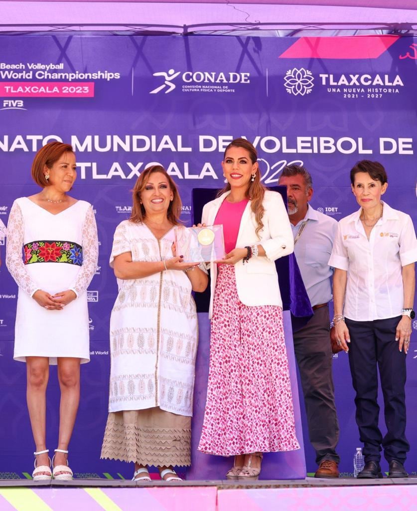 Evelyn Salgado y Lorena Cuéllar en el Trophy Tour del Campeonato Mundial de Voleibol de Playa Tlaxcala 2023