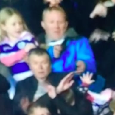 VIDEO: Yaya Touré "noquea" a niña de un pelotazo y le regala su playera tras el partido