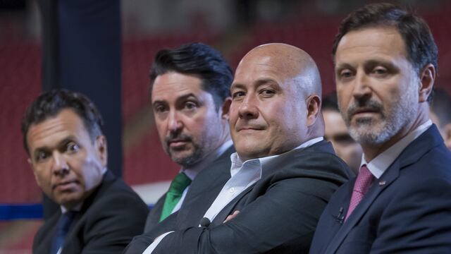 Enrique Alfaro con directivos del futbol mexicano.