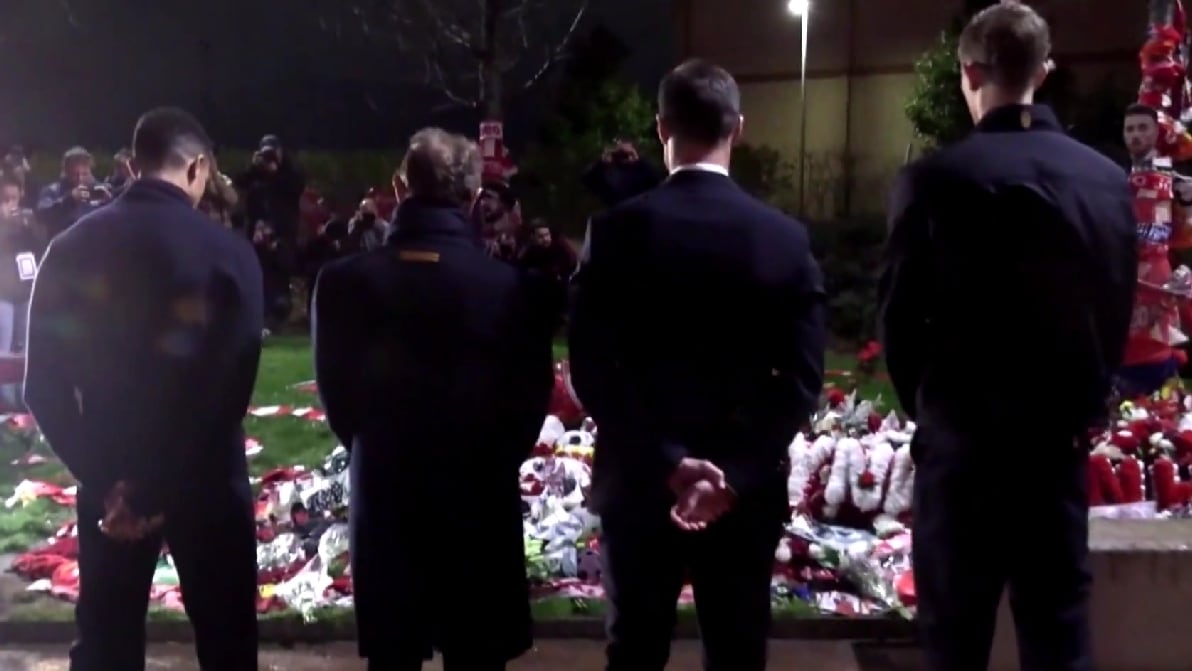 Previo al enfrentamiento ante Liverpool por Champions League, una comitiva de Real Madrid realizó un homenaje a Diogo Jota