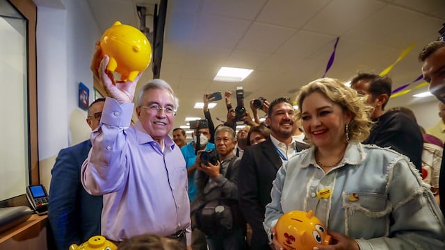 Rubén Rocha, gobernador de Sinaloa, dona al Teletón