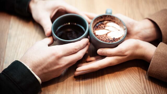 Primera cita cafe pareja manos